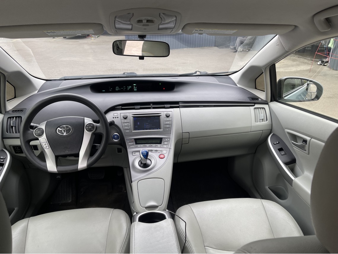 Прокат Toyota Prius Hybrid у Києві